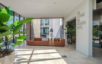 Modern office reception area at Rijksweg-West 2, Arnhem Zuid, Arnhem, featuring cozy seating and vibrant greenery, ideal for office space rental.