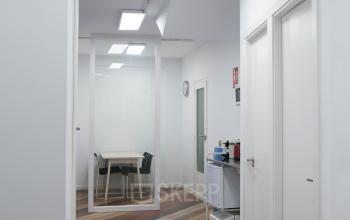 Otra vista de la sala de reuniones en Carrer de Bailén 71