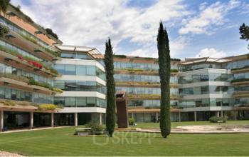 Otra vista de la fachada del edificio de oficinas en Sant Cugat I