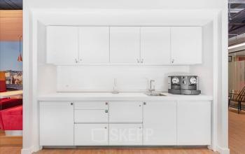 Heller büroraum mieten in Basel Altstadt Kleinbasel an der Teichgässlein 9 mit moderner Teeküche und hochwertigen Schränken.