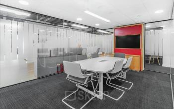 Moderne büroraum mieten im Herzen von Basel Altstadt Kleinbasel, Teichgässlein 9, mit Konferenztisch und gläsernen Trennwänden.