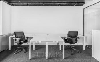 Modern eingerichteter Büroraum mit zwei Stühlen und einem Tisch in Teichgässlein 9, Basel Altstadt Kleinbasel.