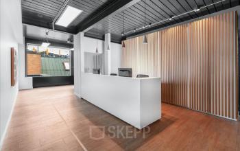 Modern gestalteter Empfangsbereich in einem Büro in Teichgässlein 9, Basel Altstadt Kleinbasel, mit stilvoller Einrichtung.