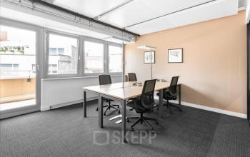 Heller Büroraum mieten in Innere Margarethenstrasse 5, Basel Altstadt Kleinbasel, mit modernen Büromöbeln und Kunst an der Wand.