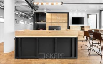 Modern gestalteter Büroraum mieten in Innere Margarethenstrasse 5, Basel Altstadt Kleinbasel, mit Holzmöbeln und offener Atmosphäre.