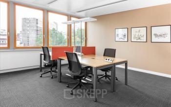 Modern ausgestattetes Büro zum Mieten in der Inneren Margarethenstrasse 5, Basel Altstadt Kleinbasel, mit hellen Fenstern und stilvoller Einrichtung.