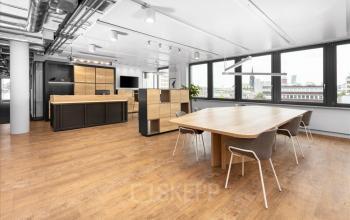 Moderne bürofläche mieten in Innere Margarethenstrasse 5, Basel Altstadt Kleinbasel, mit Holzboden und stilvollem Interieur.