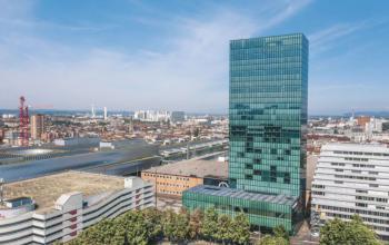 Außenansicht eines Bürogebäudes mit modernen Glasfassaden in Basel Altstadt Kleinbasel, Messeplatz 10. Perfekt für Bürofläche mieten.