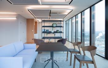 Heller Büroraum mit großen Fenstern und minimalistischer Einrichtung am Messeplatz 10, ideal zum Bürofläche mieten.