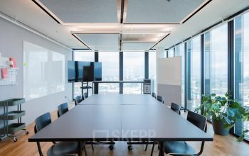 Modern ausgestatteter Konferenzraum zur Bürofläche mieten mit Panoramafenstern und zentralem Tisch im Messeplatz 10, Basel Altstadt Kleinbasel.