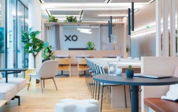 Moderner Coworking-Space in Basel Altstadt Kleinbasel. Die offene Bürofläche ist wohnlich möbliert, ideal für dynamische Arbeitsumgebungen. Perfekt für alle, die nach einem inspirierenden Büroraum mieten suchen.