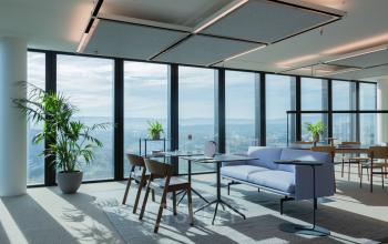 Helles Büro mit großen Fenstern und moderner Möblierung im Messeplatz 10, Basel Altstadt Kleinbasel. Idealer Raum zum Büroraum mieten mit einladender Atmosphäre.