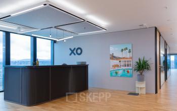 Moderner Empfangsbereich in Basel Altstadt Kleinbasel, helle Holzfußböden, minimalistisches Design, ideal für Bürofläche mieten.