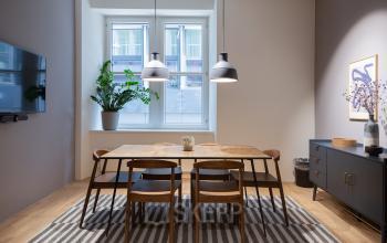 Bürofläche mieten in Barfüsserplatz 3, Basel Altstadt Kleinbasel mit modernem Besprechungsraum, stilvollen Möbeln und eleganter Beleuchtung.