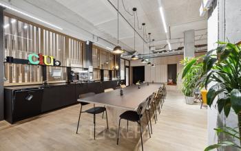 Moderne Bürofläche mieten in Basel Altstadt Kleinbasel mit großzügigem Besprechungstisch und Sitzmöglichkeiten, stylish dekoriert in Barfüsserplatz 3.