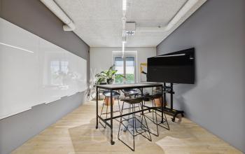 Helles Büro in Basel Altstadt Kleinbasel, Barfüsserplatz 3, mit modernen Möbeln und großem Monitor; ideal, um Büroflächen zu mieten.