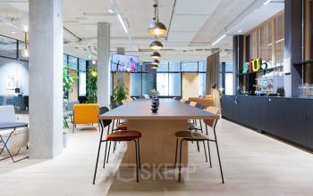 Moderner Büroraum mit langen Tischen und Stühlen in einem offenen Grundriss zur Bürofläche mieten am Barfüsserplatz 3 in Basel Altstadt Kleinbasel.