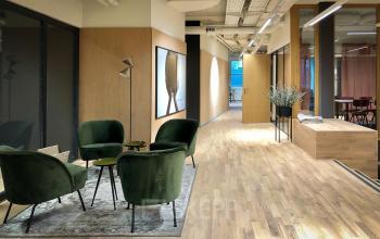 Moderner Büroraum im Barfüsserplatz 3, Basel Altstadt Kleinbasel mit stilvoller Möblierung und Holzboden. Ideale Fläche zum Büroraum mieten mit gemütlicher Sitzgelegenheit.