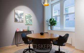 Heller Büroraum in Basel Altstadt Kleinbasel mit modernem Mobiliar und Pflanzenakzenten. Ideal zum Büromieten am Barfüsserplatz 3.