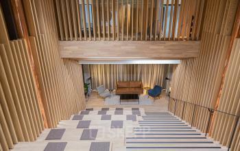 Modernes Bürointerieur in Basel Altstadt Kleinbasel, Barfüsserplatz 3, mit stilvollen Holzelementen und einladendem Lounge-Bereich, ideal für diejenigen, die einen Büroraum mieten möchten.