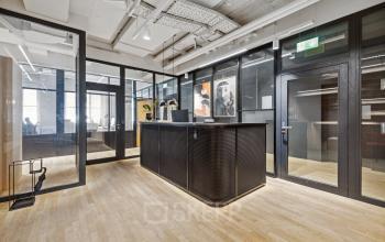 Moderner Büroraum am Barfüsserplatz 3 in Basel Altstadt Kleinbasel, mit stilvoller Einrichtung, ideal zum Büro mieten. Große Fenster sorgen für viel Tageslicht und eine angenehme Arbeitsatmosphäre.