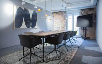 Moderner Konferenzraum in Barfüsserplatz 3, Basel Altstadt Kleinbasel mit stilvoller Beleuchtung und großem Tisch, ideal für büroraum mieten.