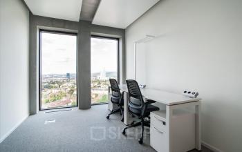 Moderne Bürofläche mieten in Grosspeteranlage 29, Basel St. Alban, helle Räume und Stadtansicht.