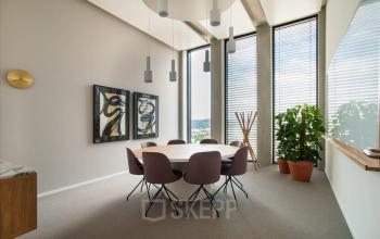 Moderne Bürofläche mieten im Grosspeteranlage 29, Basel St. Alban, mit Konferenztisch und Stadtblick.