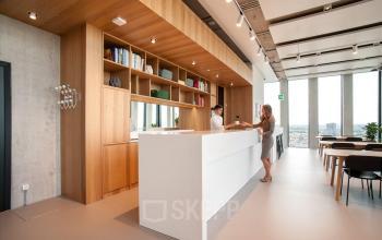 Moderne Empfangshalle im Bürogebäude Grosspeteranlage 29, Basel St. Alban, ideal für diejenigen, die eine repräsentative bürofläche mieten möchten.
