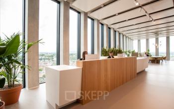 Modern gestalteter Empfangsbereich im Büro in Grosspeteranlage 29, Basel St. Alban, mit Personen bei geschäftlichen Tätigkeiten.