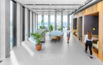 Modern gestalteter Büroraum mit großen Fenstern und stilvoller Einrichtung in der Grosspeteranlage 29, Basel St. Alban, ideal für Teams, die ein Büro mieten möchten.