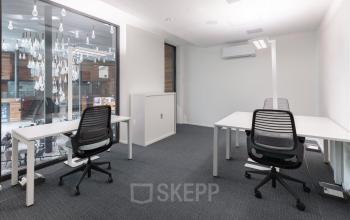 Modern eingerichteter Büroraum mieten in Hochbergerstrasse 70, Basel Stücki Village, mit elegantem Leuchter und großen Fenstern.