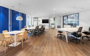 Moderne und helle Bürofläche mieten im Basel Stücki Village, Hochbergerstrasse 70, mit konferenztisch und bequemen Arbeitsbereichen.