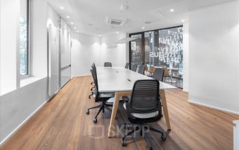 Moderne und helle Bürofläche mieten im Stücki Village Basel an der Hochbergerstrasse 70, mit großem Konferenztisch und stimmiger Beleuchtung.