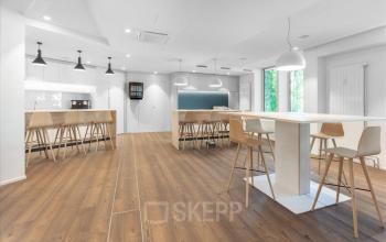 Moderne Bürofläche mieten in Basel Stücki Village, Hochbergerstrasse 70, mit hellem Interieur und ansprechender Einrichtung.