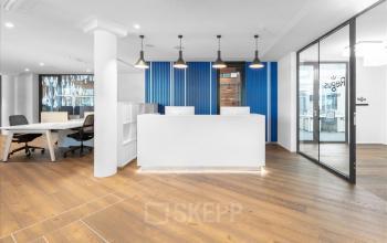 Modern gestaltetes Empfangsbereich in Bürofläche mieten in Hochbergerstrasse 70, Basel Stücki Village mit heller Holzoptik und blauen Akzenten