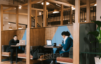 Flexible Arbeitsplätze in Nischen mit Holzvertäfelung