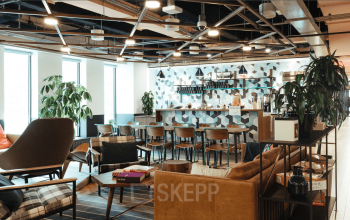 Hip eingerichteter Aufenthaltsbereich zum entspannen und ausruhen