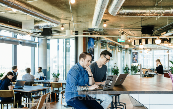 Arbeitsplätze im offenen Gemeinschaftsbereich in freundlicher Atmosphäre