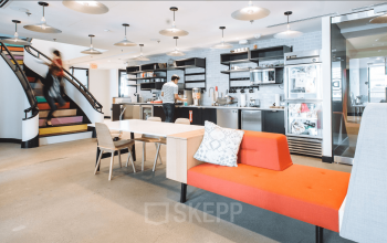 Offener Bereich mit großzügig eingerichteter Küche und bunten Treppenstufen