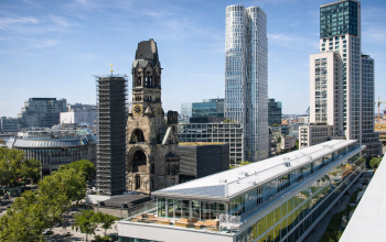 Panoramablick von Berlin Charlottenburg mit der Kaiser-Wilhelm-Gedächtniskirche und modernen Gebäuden in der Nähe des Kurfürstendamm 11.