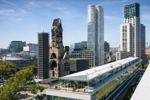 Panoramablick von Berlin Charlottenburg mit der Kaiser-Wilhelm-Gedächtniskirche und modernen Gebäuden in der Nähe des Kurfürstendamm 11.