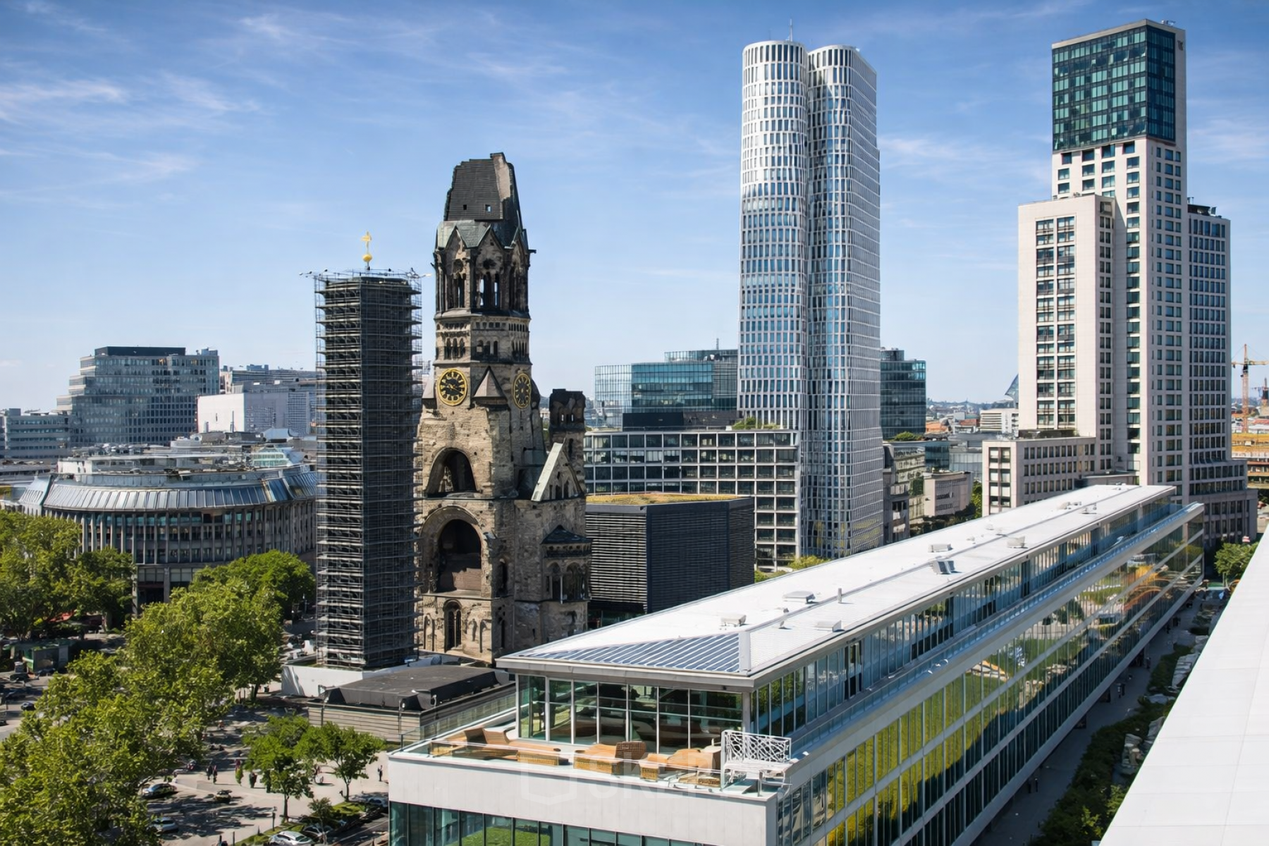 Panoramablick von Berlin Charlottenburg mit der Kaiser-Wilhelm-Gedächtniskirche und modernen Gebäuden in der Nähe des Kurfürstendamm 11.