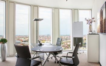 Modernes Büro im Kurfürstendamm 11 (Upper West Tower), Berlin Charlottenburg, mit Panoramablick.