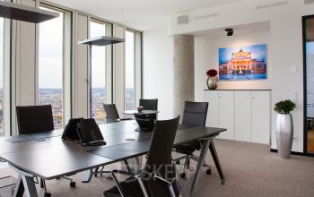 Modernes Büro im Upper West Tower, Kurfürstendamm 11, Berlin Charlottenburg mit Glaswänden, Schreibtischen und Stühlen. Ideal zum Bürofläche mieten.
