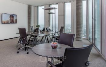 Modernes Büro im Upper West Tower am Kurfürstendamm 11, Berlin Charlottenburg. Helle, möblierte Arbeitsplätze mit großen Fenstern und Stadtausblick, ideal für Büroraum mieten.