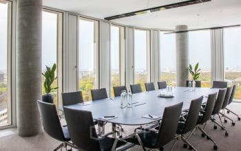 Moderner Konferenzraum im Bürogebäude Kurfürstendamm 11, Upper West Tower, Berlin Charlottenburg. Große Fenster bieten einen weiten Blick auf die Stadt.