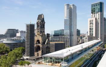 Panoramablick auf Bürogebäude und die Kaiser-Wilhelm-Gedächtniskirche am Kurfürstendamm 11 (Upper West Tower) in Berlin Charlottenburg.