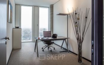 Modernes Büro im Upper West Tower, Kurfürstendamm 11, Berlin Charlottenburg mit Blick auf die Stadt, erhältlich zur Vermietung.