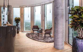 Moderner Empfangsbereich im Bürogebäude Upper West Tower, Kurfürstendamm 11, Berlin Charlottenburg, mit Blick auf die Stadt. Ideal, um ein Büro zu mieten.